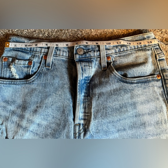 New Levi’s 501 Light Wash Women’s Distressed Jean Shorts - Picture 5 of 8